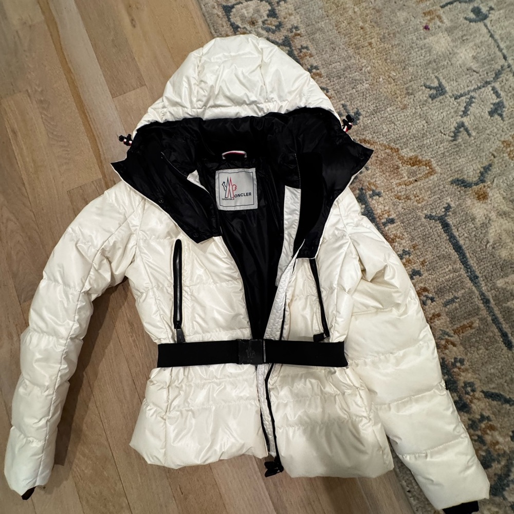 Moncler ski jacket 
Size 2(us 4/6)
Excellent condition